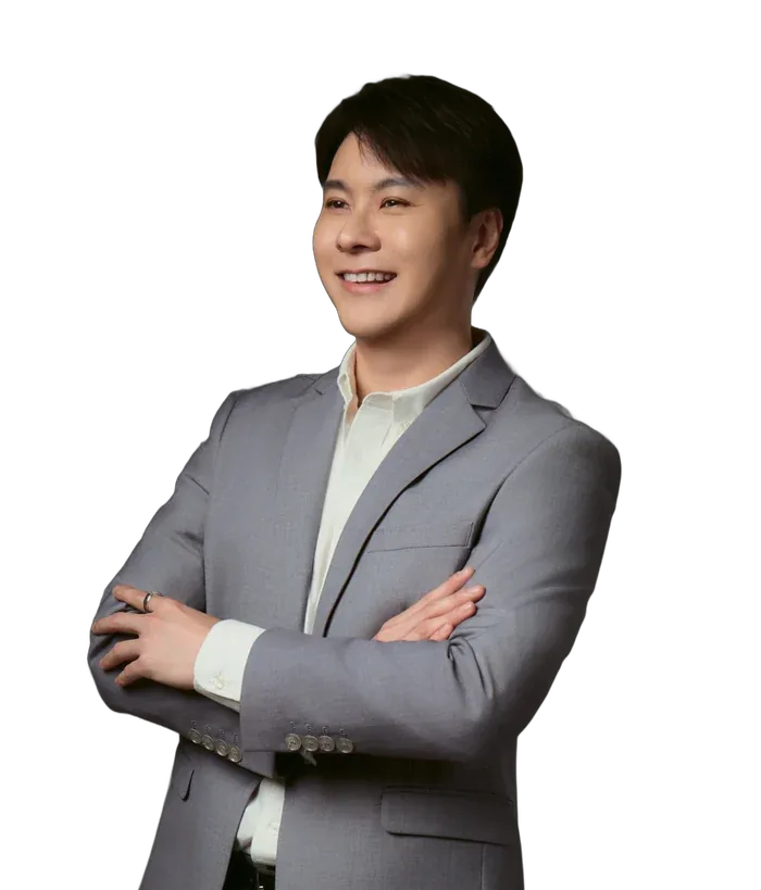 จารย์โจ รุจิระ อัคราพิริยพงศ์ ยืนกอดอก ยิ้มขอบคุณผู้เข้าชม